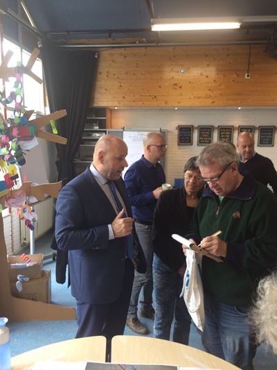 Wethouder McDaniel in gesprek met wijkbewoners op wijkmarkt