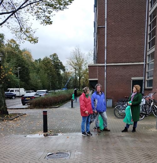 Gebke en Sarah in gesprek met straatjutter