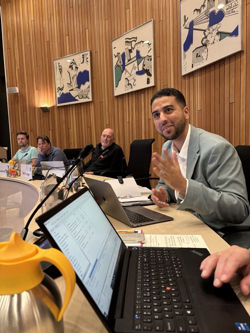 Omar Hyatie aan het woord in het politiek forum