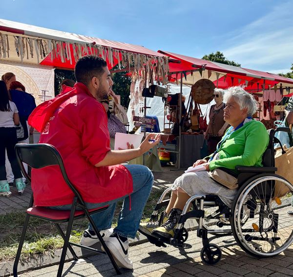 Leiderdorpse in gesprek met Omar op jaarmarkt