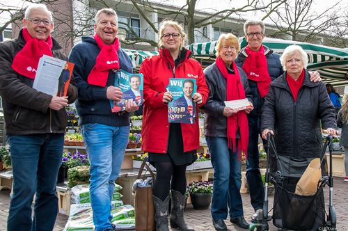 Zes Leiderdorpse PvdA'ers op de markt bij de Winkelhof