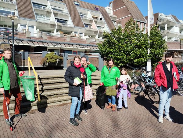 Een deel van de delegatie van PvdA-GroenLinks – met links wethouder Bob Vastenhoud en rechts het jonge gemeenteraadslid Sem Overduin - rust uit na gedane arbeid.  