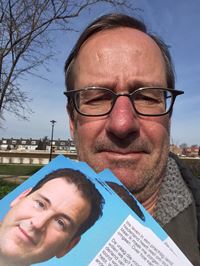 Bart Hollands bezorgde flyers in de Oranjewijk