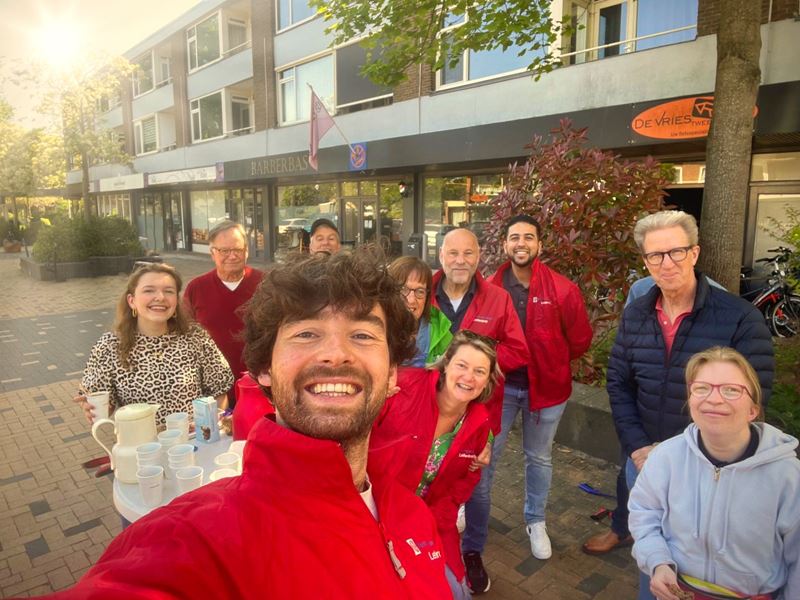 Sem Overduin temidden van actieve PvdA-Groenlinks leden bij Oranjegalerij