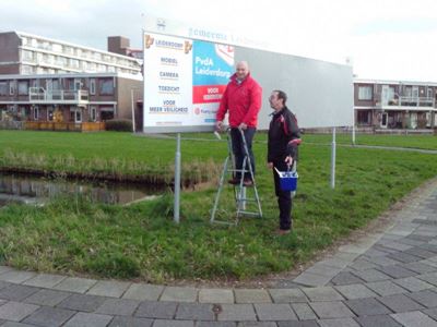 Bart Hollands en Ludwig Oberendorff plakken de verkiezingsposters