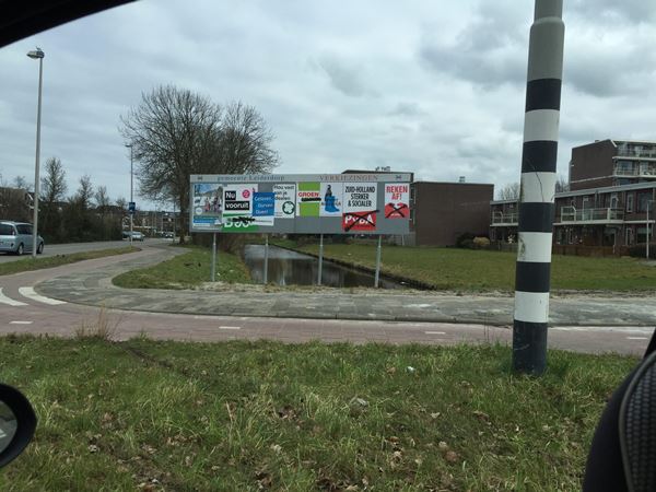 Posters provinciale staten verkiezingen beklad op Gallaslaan